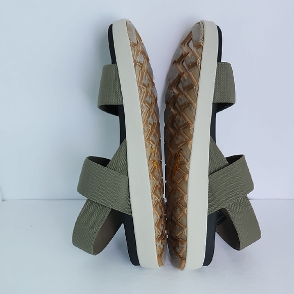 Keen Casual Strappy Sandals - Picture 7 of 9